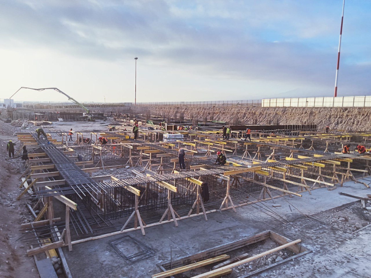 Airport raft foundation — large-scale rebar grid